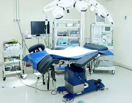 Image depicts the operation theatre having advanced technology facilities at Altius Hospital located at HBR layout.